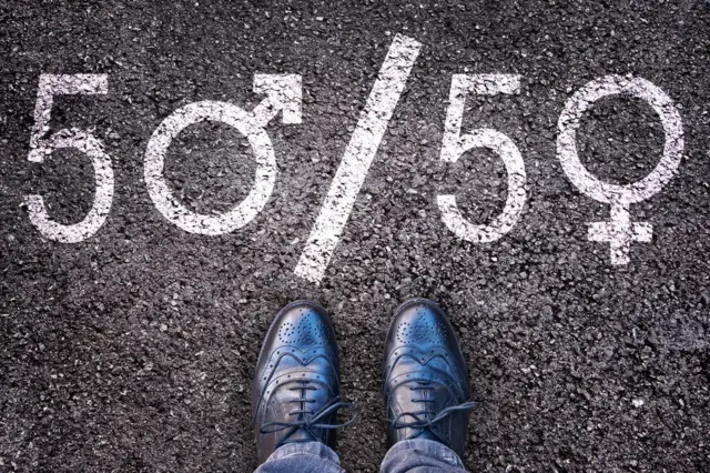 50% mujeres, 50% hombres