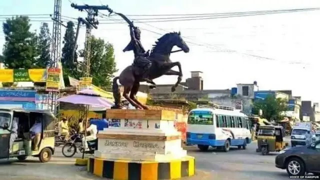 ਹਰੀਪੁਰ ਦੇ ਚੌਕ ਵਿੱਚ 2017 ਵਿੱਚ ਲਗਾਇਆ ਨਲਵਾ ਦਾ ਬੁੱਤ