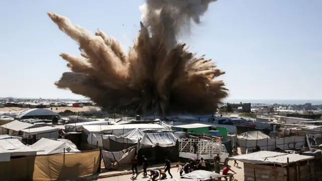 19 Nisan 2025'te İsrail'in Han Yunus'taki çadır kentte bir hedefe yönelik saldırısında bombanın patlayış anı ve kaçışanların siper almak için koşuşu görünüyor.