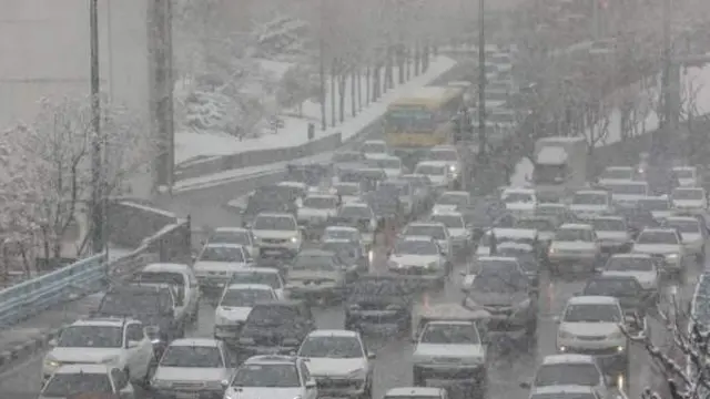 ترافیک در یک خیابان بر اثر بارش برف