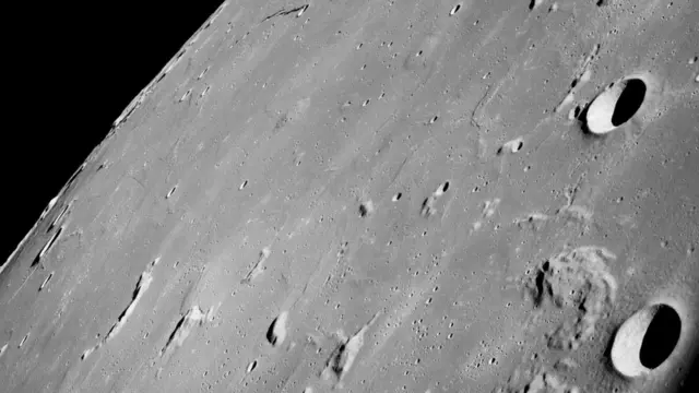 Superficie lunar con cráteres