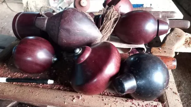 Gasing hasil produksi Norsyamdani di Kutai, Kalimantan Timur.