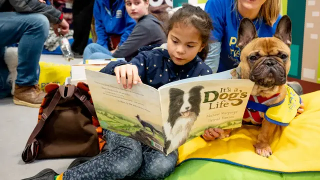 Rogan, Bulldog Prancis dari Hewan Peliharaan Sebagai Terapi berteman dengan penggemar muda Dot selama Crufts di Pusat Pameran Nasional pada 13 Maret 2022 di Birmingham, Inggris.