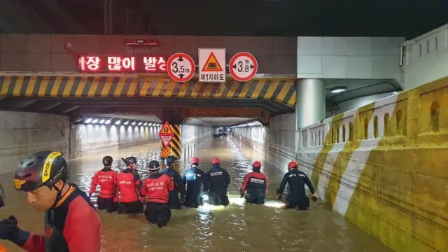 2020년 7월 23일 밤부터 부산에 최대 200mm가 넘는 폭우가 쏟아지면서 부산역 인근 초량 제1지하차도가 물에 잠겼다. 이로 인해 차량 안에 있던 3명이 구조됐으나 숨졌다. 당시 119 구조대원들이 지하차도 배수작업과 구조작업에 들어간 모습