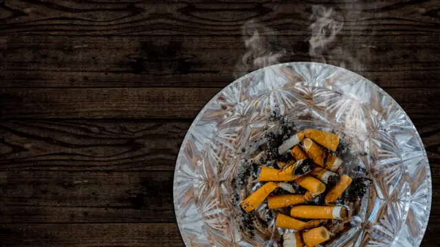 Cenicero con cigarros