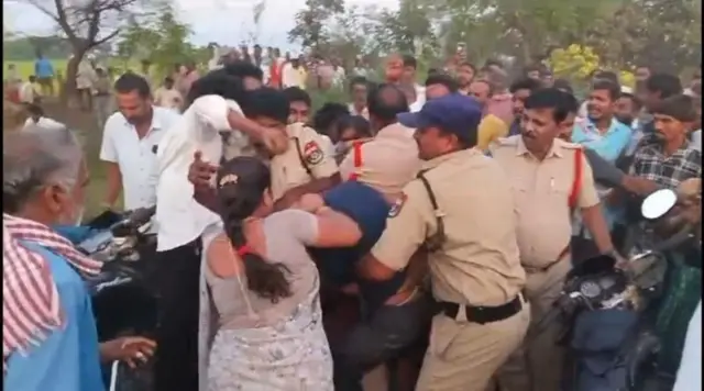 Caption- श्रीशैलमवर संशय आल्याने गावकऱ्यांनी त्याच्यावर हल्ला केला.