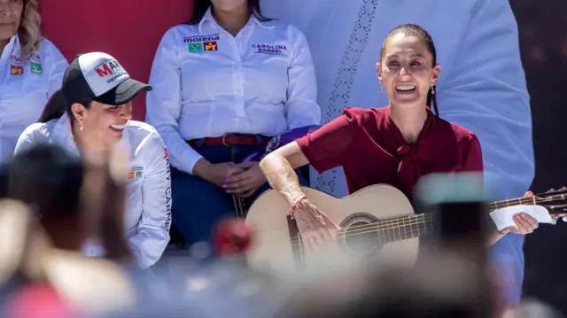 Claudia Sheinbaum con una guitarra