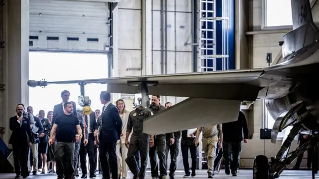 Zelenskiy Eindhoven'daki askeri havaalanını gezdi.