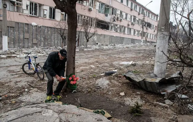 Мариуполь шаарынын тургуну кызынын мүрзөсүнө келген учуру