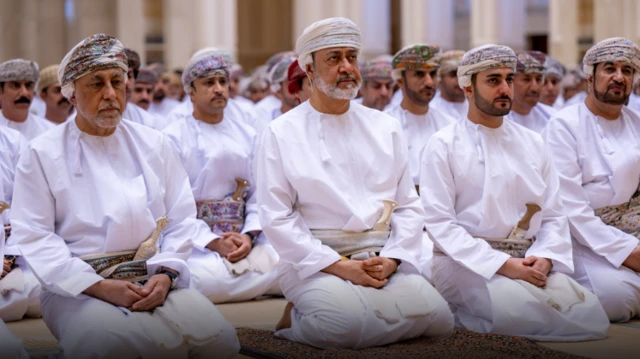 السطان هيثم يقيم صلاة العيد 