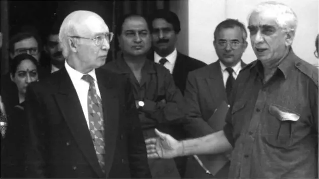 మాజీ మంత్రి జశ్వంత్ సింగ్‌తో పాక్ విదేశాంగ మంత్రి సర్తాజ్ అజీజ్