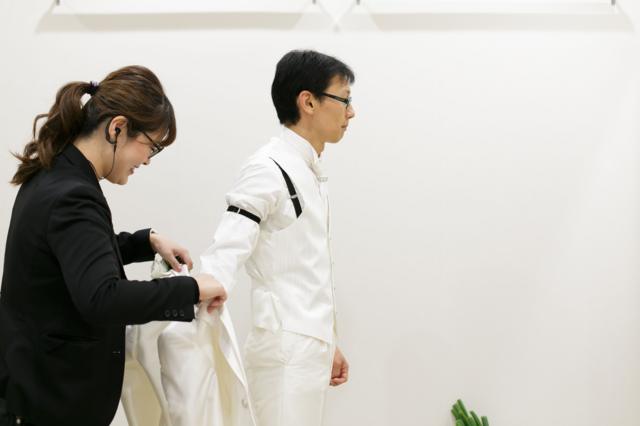 Akihiko preparándose para la boda