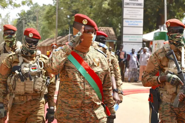 Ibrahime Traoré, avec la main en salutation, est le chef de la junte qui dirige le Burkina Faso