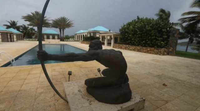 Zona de la piscina de la casa de Epstein.