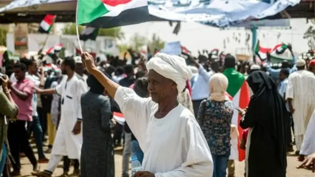 Mudaharaadeyaasha ayaa diiday inay guryahooda ku laabtaan