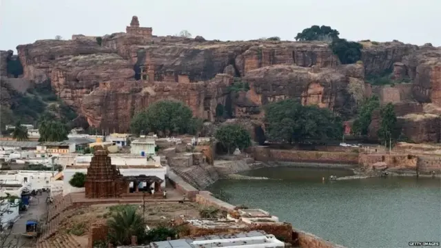 પલ્લવ રાજા નરસિંહ વર્મન-પ્રથમે ચાલુક્યની રાજધાની વાતાપી (બદામી)માંથી ગણેશની મૂર્તિ લૂંટી હોવાનું કહેવાય છે.