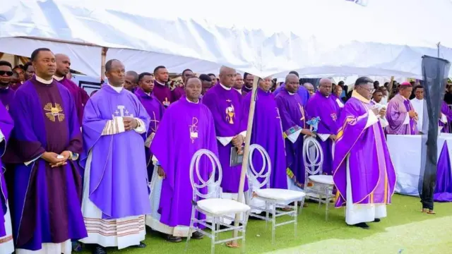 Foto ndị ụkọchukwu n'akwamozu Sịnetọ Ayogu Eze