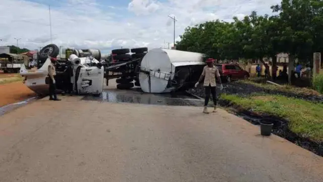 Ụgbọala tanker dara ada