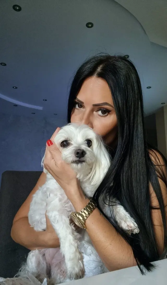 Лена држи пса у руци