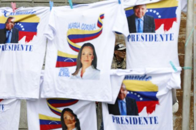 Camisetas con las caras de María Corina Machado y de Edmundo González Urrutia con la insignia "Edmundo presidente"