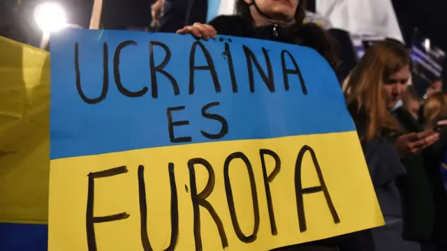 Cartaz com as cores da bandeira da Ucrâniajogo aposta copaque se lê: 'Ucrânia é Europa'