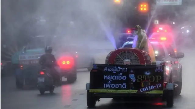 เจ้าหน้าที่ฉีดน้ำยาฆ่าเชื้อโรคย่านเยาวราช เพื่อฆ่าเชื้อไวรัสโควิด-19 เมื่อ 30 มี.ค.