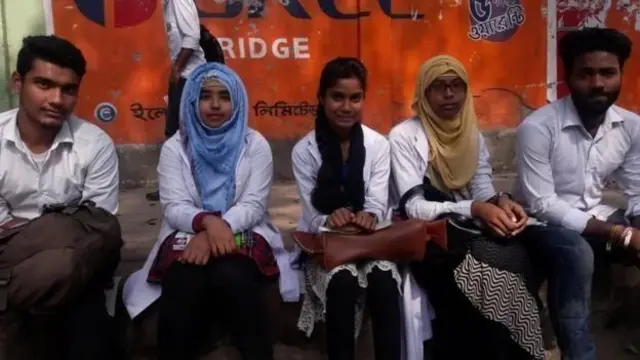 বাংলাদেশের বেশিরভাগ তরুণ-তরুণীর কাছে সরকারি চাকরির প্রাধান্য বেশি