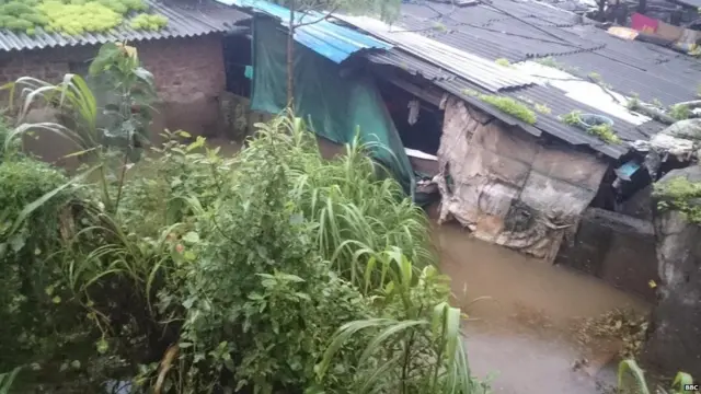 घरं पाण्याखाली गेली होती