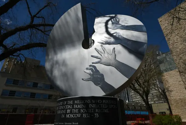 Monumento al Holodomor, la hambruna que devastó a Ucrania entre 1932 y 1933 bajo el control soviético, en Edmonton, Canadá.