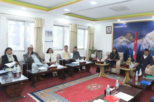 राष्ट्रिय सभाका अध्यक्ष र कानुन मन्त्रीसहितको तस्बीर। 