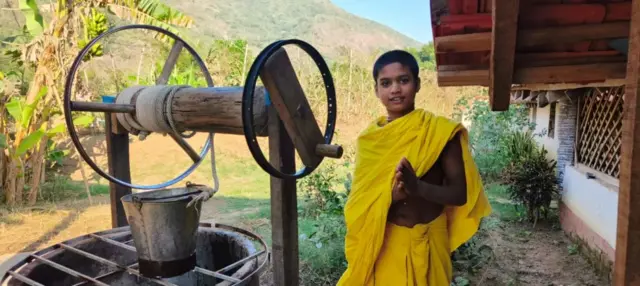 மின்சாரம், தொலைபேசி, டிவி என எதுவுமே வேண்டாமென பழங்கால முறையில் வாழும் கிராம மக்கள்