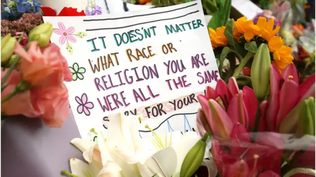 ফুল দিয়ে মৃতদের প্রতি শ্রদ্ধা জানাচ্ছেন বহু মানুষ।