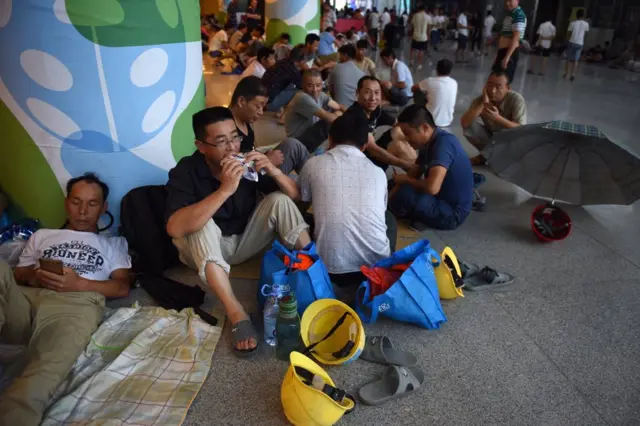 於深圳灣體育中心內避風的務工人員及家屬(新華社圖片27/8/2017)
