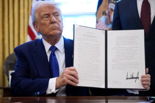 El presidente Donald Trump firma una orden ejecutiva en el Despacho Oval de la Casa Blanca el 14 de febrero de 2025 en Washington, DC.  (Foto de Andrew Harnik/Getty Images)