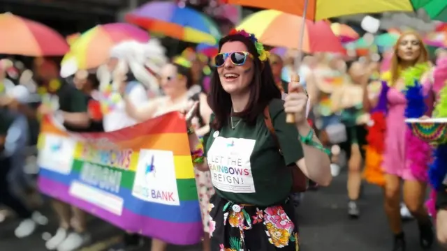 การประกาศใช้กฎหมายว่าด้วยการกระทำความผิดทางเพศเมื่อ 50 ปีก่อนทำให้การมีเพศสัมพันธ์ในที่ลับของชายและชายที่อายุเกิน 21 ปี ไม่เป็นสิ่งผิดกฎหมาย โดยความเปลี่ยนแปลงสำคัญอีกครั้งหนึ่งคือการแก้กฎหมายเมื่อปี 2002 ที่ปรับให้ช่วงอายุที่ชายรักเพศเดียวกันสามารถมีเพศสัมพันธ์โดยสมยอมอย่างถูกกฎหมายเป็น 16 ปี เท่าเทียมกับคู่รักต่างเพศ