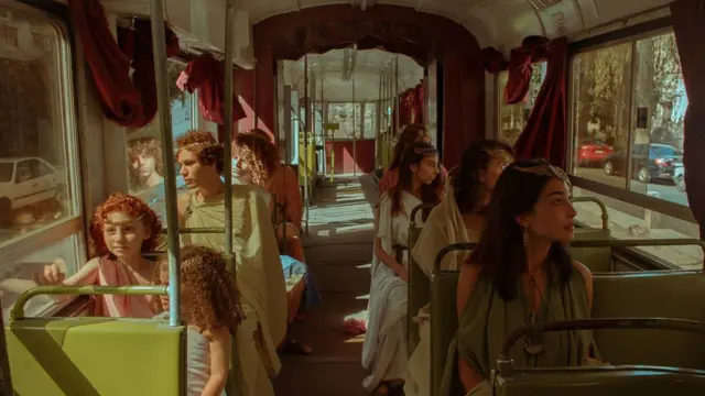 المجموعة ترتدي زي روماني داخل "ترام" الإسكندرية