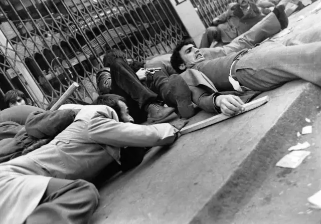 1977'deki 1 Mayıs katliamı sırasında, açılan ateşe karşı yere yatan göstericiler