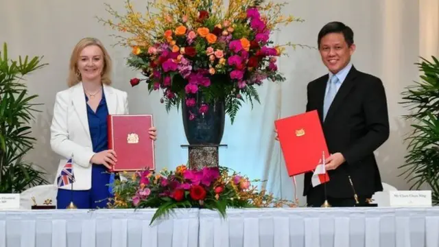 Bộ trưởng thương mại Anh, bà Lizz Truss và người tương nhiệm Singapore Chan Chun Sing tại lễ ký FTA ở Singapore hôm 10/12