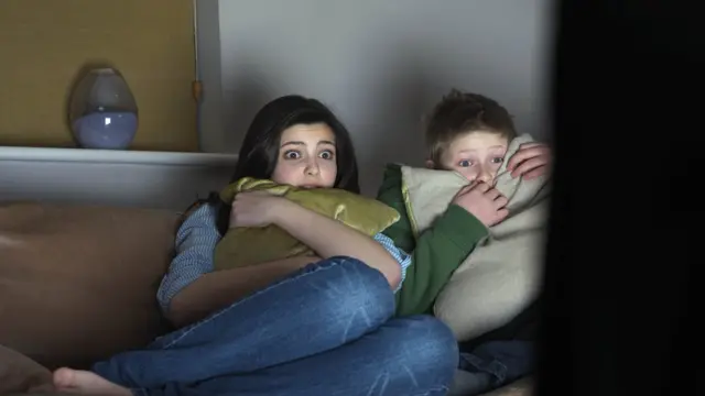 टीव्ही बघणारी मुलं