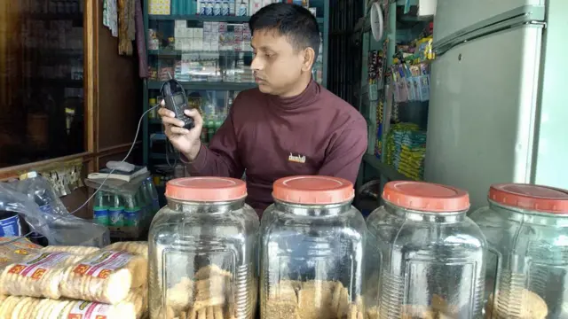 বাংলাদেশে এখন মোবাইল ফোনের সিম পেতেও বায়োমেট্রিক রেজিস্ট্রেশন দরকার