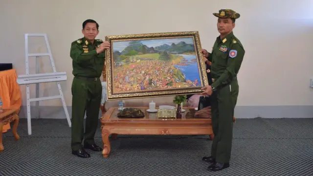 ဗိုလ်ချုပ်မှူးကြီးမင်းအောင်လှိုင်နဲ့ အတူတွေ့ရတဲ့ အနောက်ပိုင်းတိုင်းစစ်ဌာနချုပ်တိုင်းမှူး ဗိုလ်ချုပ်ထင်လတ်ဦး