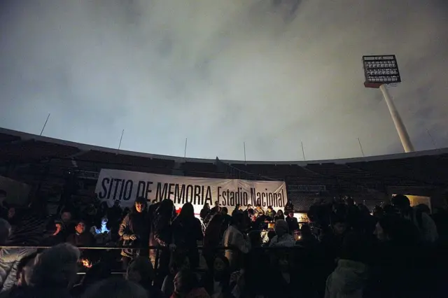 Gente enciende velas en el Estadio Nacional de Santiago, Chile, el 11 de septiembre de 2013.