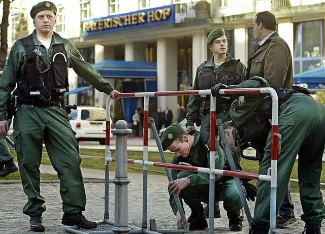 در دوران جنگ سرد و حتی در دهه ۹۰ میلادی، توجه رسانه‌های جهان به کنفرانس امنیتی مونیخ شباهتی به وضعیتی نداشت که این کنفرانس در قرن ۲۱ پیدا کرد