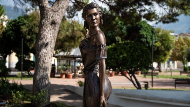 A estátua101 jogos grátisEmanuele Stifano dedicada à Spigolatrice101 jogos grátisSapri