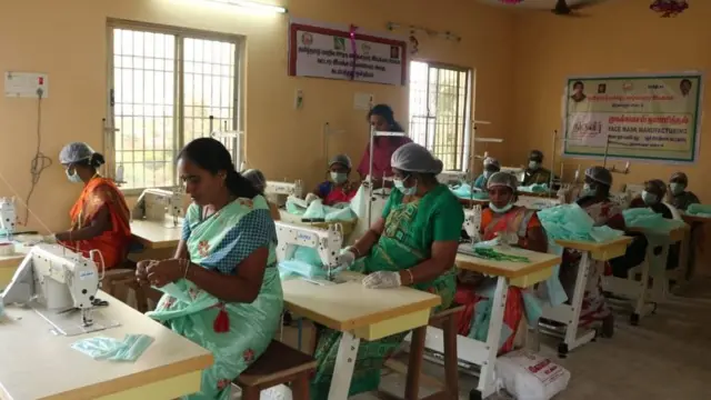 தினமும் 50 லட்சம் முகக்கவசங்கள் தயாரித்து அசத்தும் தமிழ் பெண்கள்