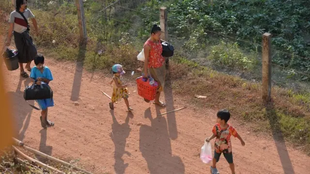 ကရင်နဲ့ ကရင်နီဒေသတွေစတဲ့နေရာတွေမှာ ပြည်တွင်း ဒုက္ခသည်ပေါင်း ၆ သိန်းအထိ ရှိတယ်လို့ဆို