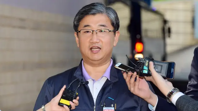 박관천 경정이 2016년 징역 7년과 추징금 4340만원을 선고한 1심을 깨고 징역 8개월에 집행유예 2년을 선고 받은 뒤 석방돼 취재진과 인터뷰를 하고 있다