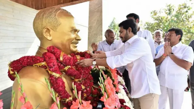 తండ్రి వైఎస్ అడుగు జాడల్లో జగన్ నడుస్తున్నారా?