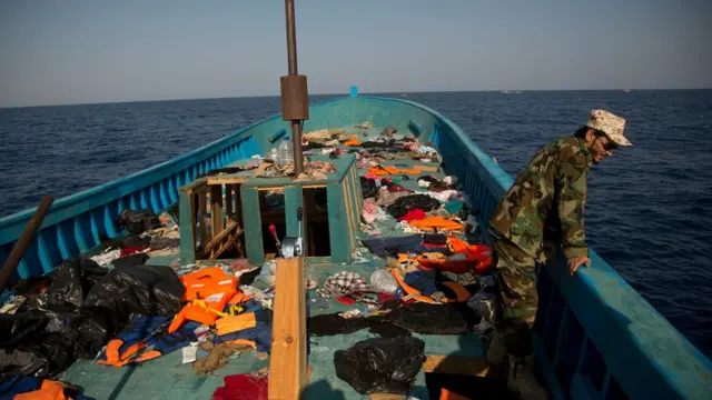 Un guarda costero libio en uno de los botes utilizados por los migrantes