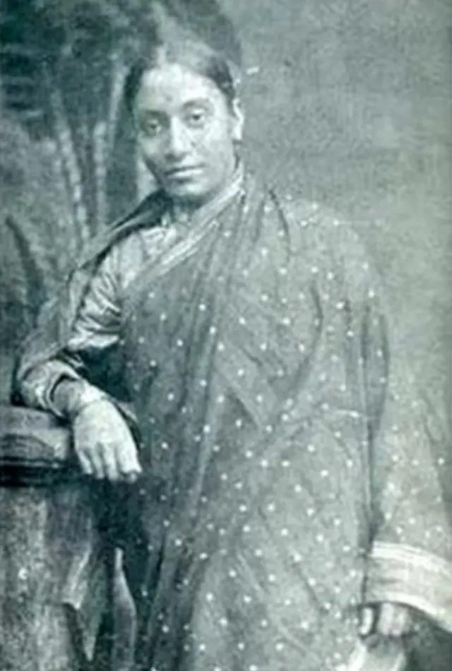 రఖ్మాభాయ్ విద్యావంతురాలైన యువతి